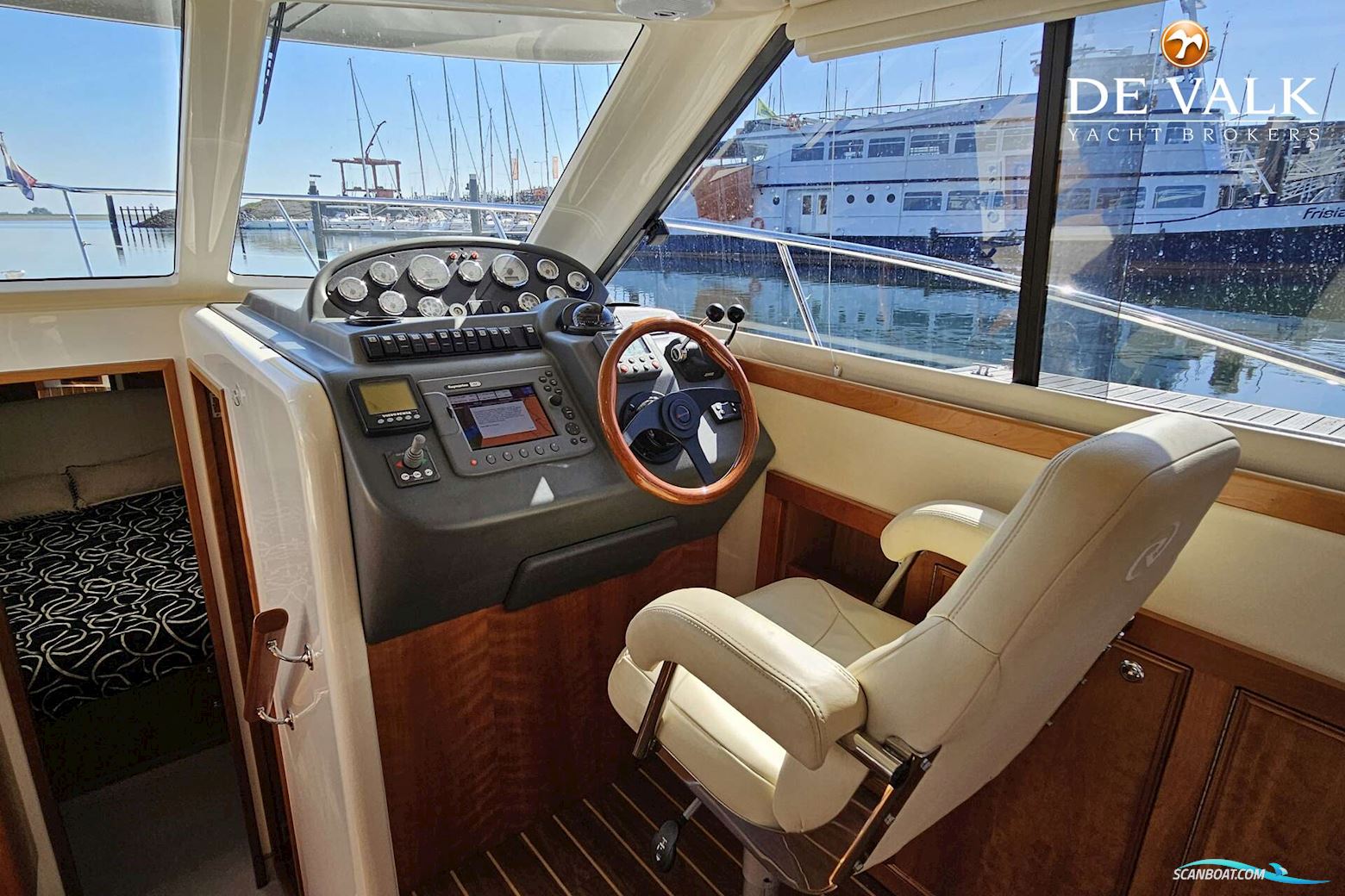 Riviera 33 Flybridge