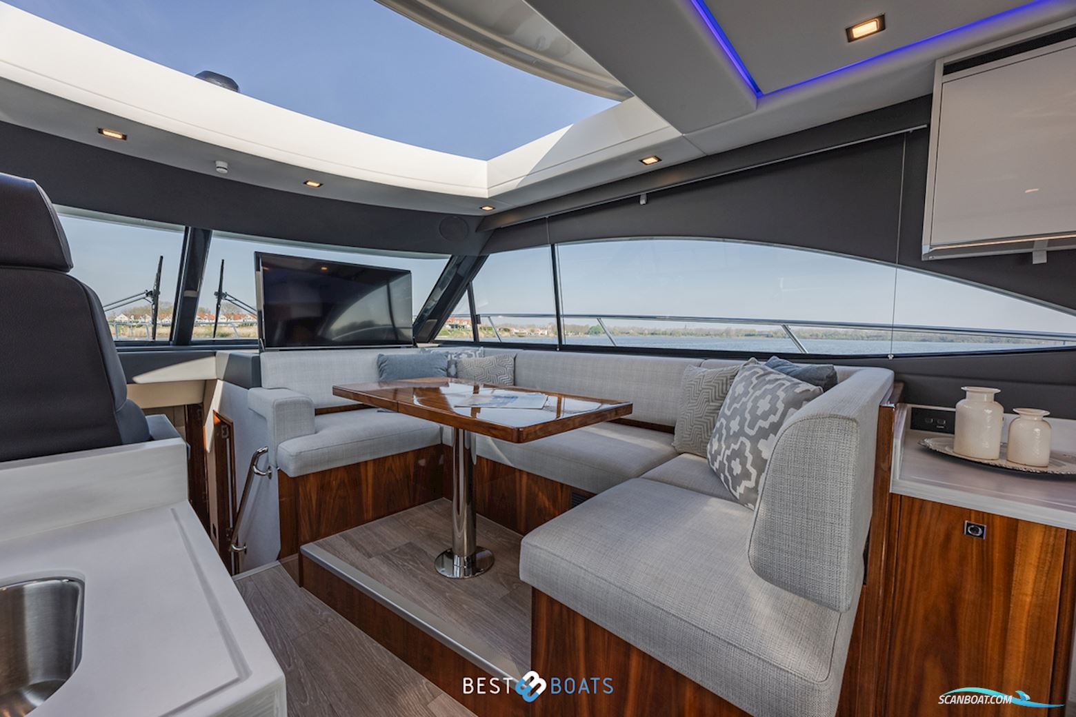 Riviera 4600 SPORT YACHT-PLATINUM EDITION