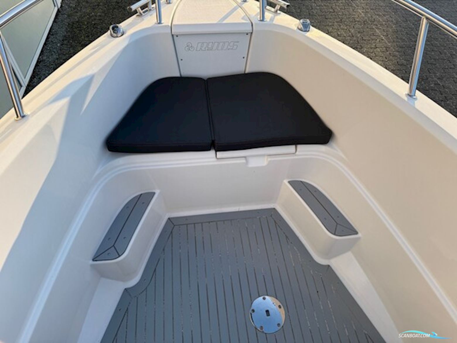 Ryds 548 Sport med F100 Mercury-EFI 4 takt 2,1L og 1000 kg Brenderup bådtrailer