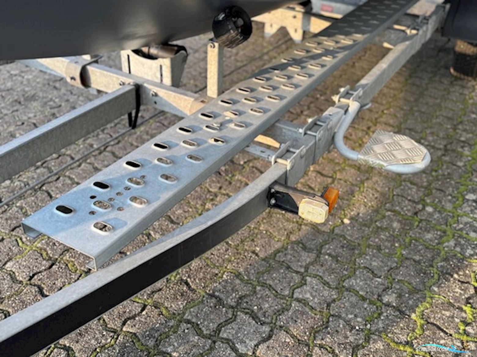 Ryds 548 Sport med F100 Mercury-EFI 4 takt 2,1L og 1000 kg Brenderup bådtrailer