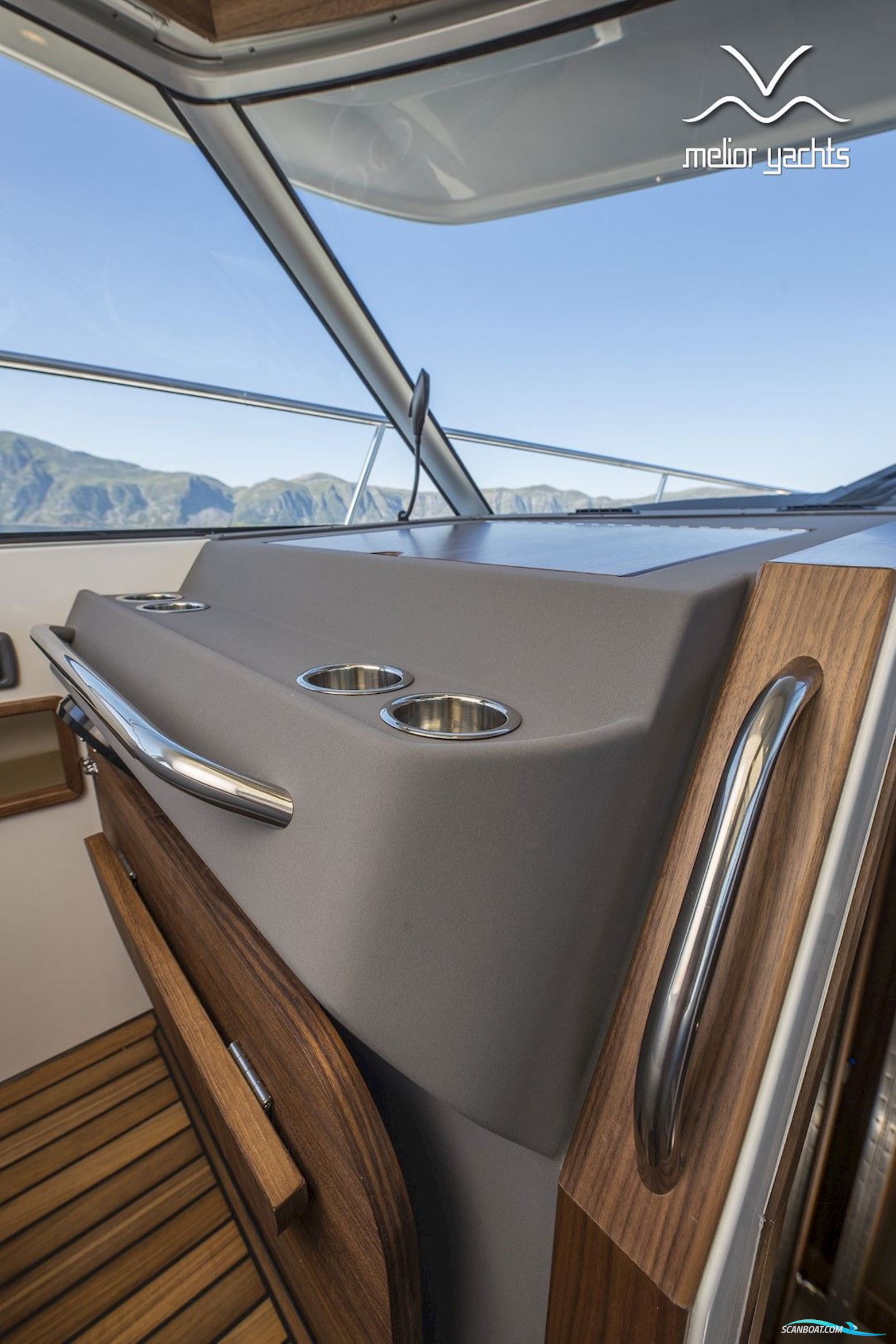 Saga 385 - Edition Walnut Interior