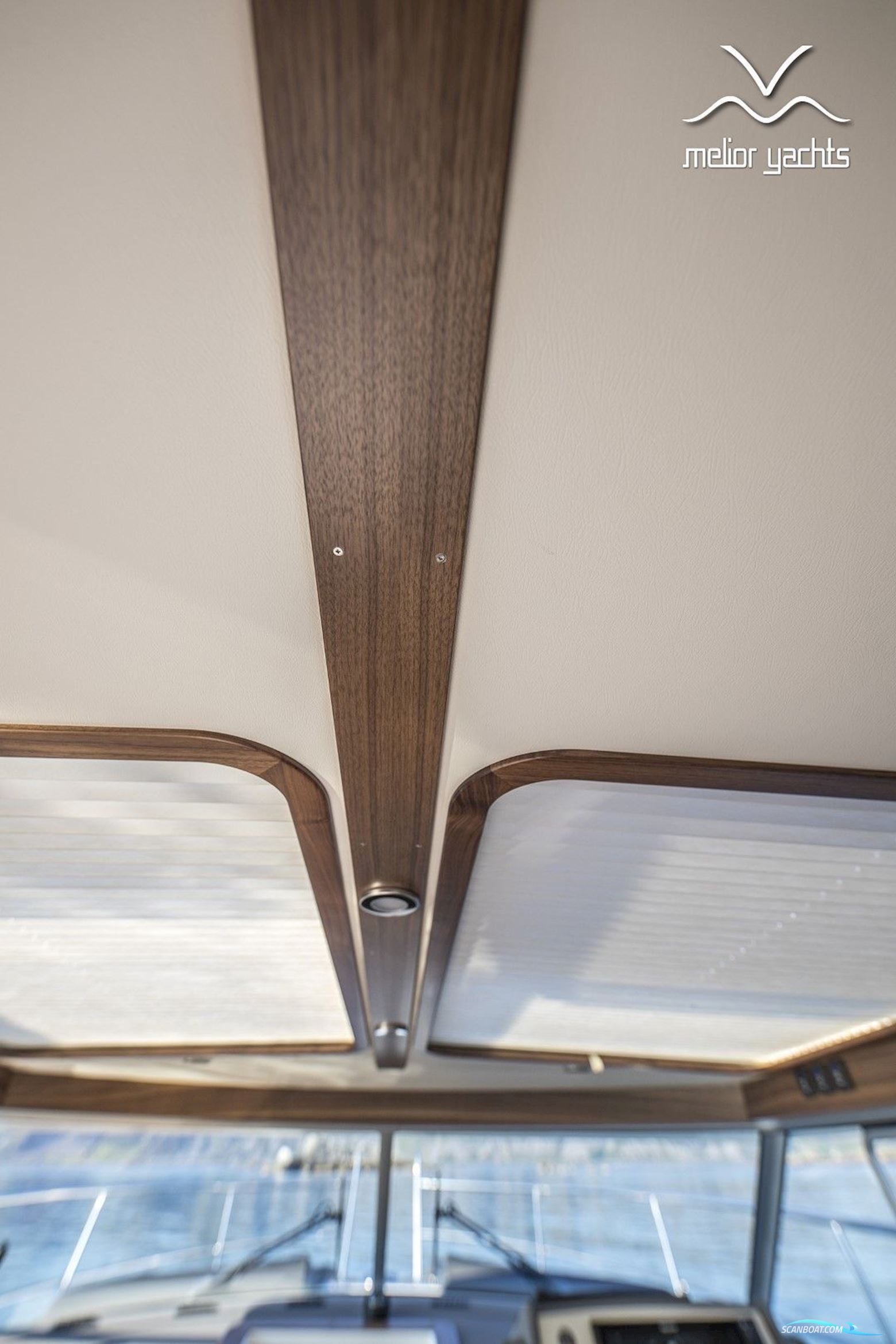 Saga 385 - Edition Walnut Interior