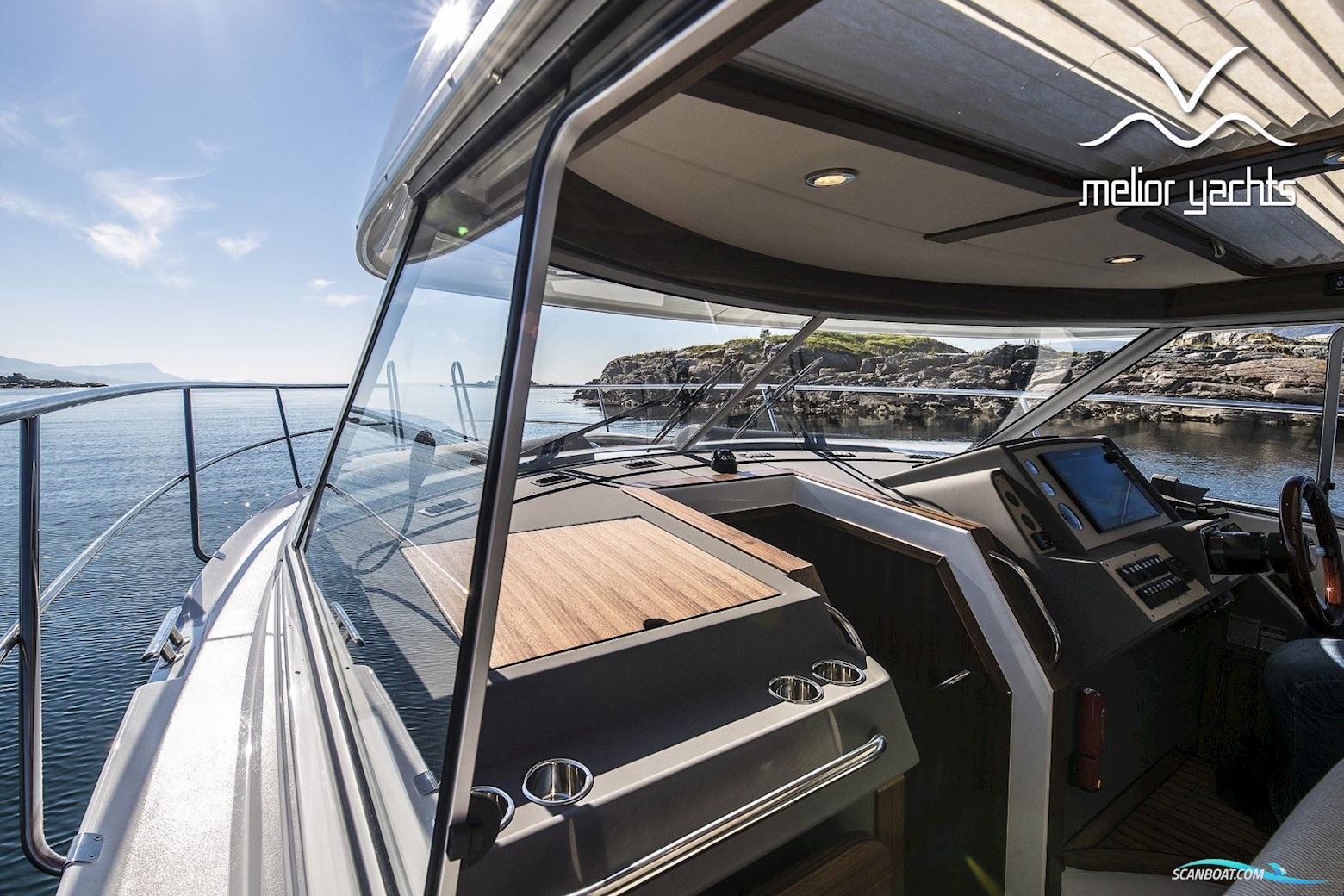 Saga 385 - Edition Walnut Interior