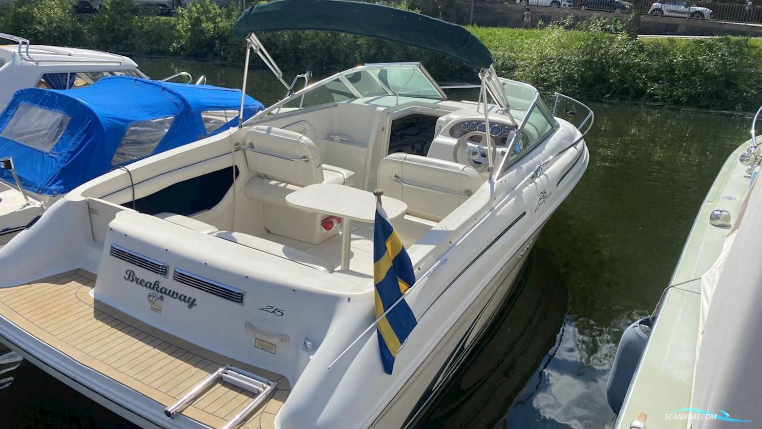 Sea Ray 215 Express Cruiser Motorboten 1999, met  Mercruiser motor, Sweden