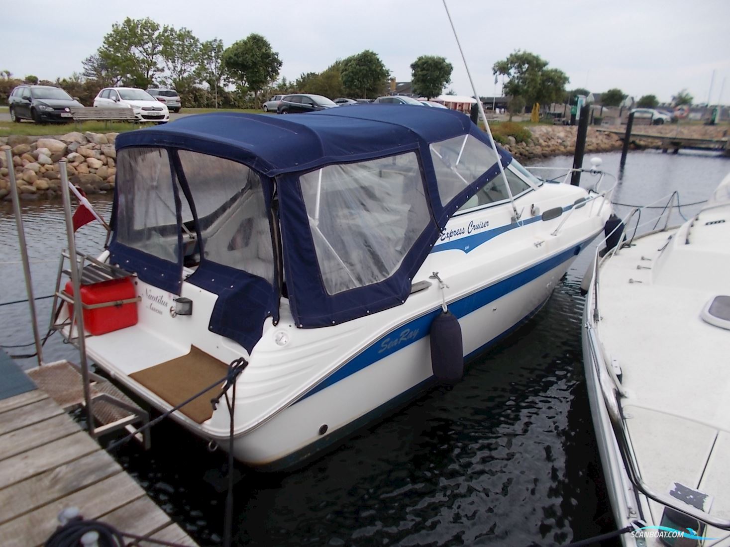 Sea Ray 250 Express Cruiser