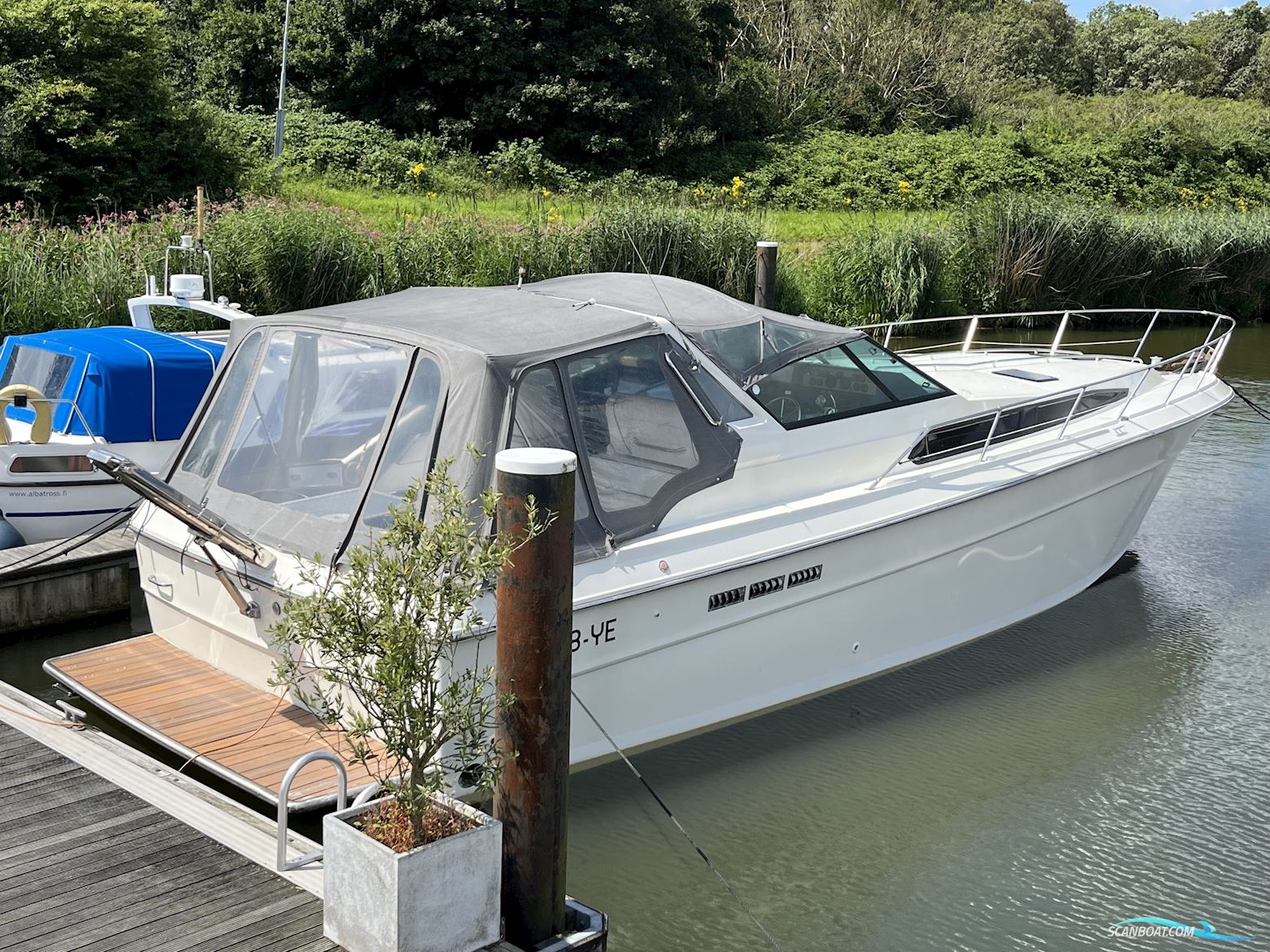 Sea Ray 390 Express Cruiser