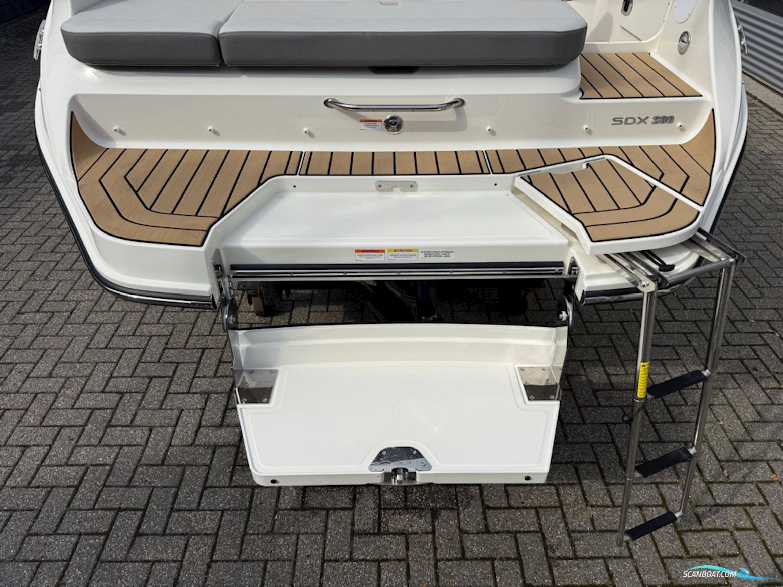 Sea Ray SDX 230