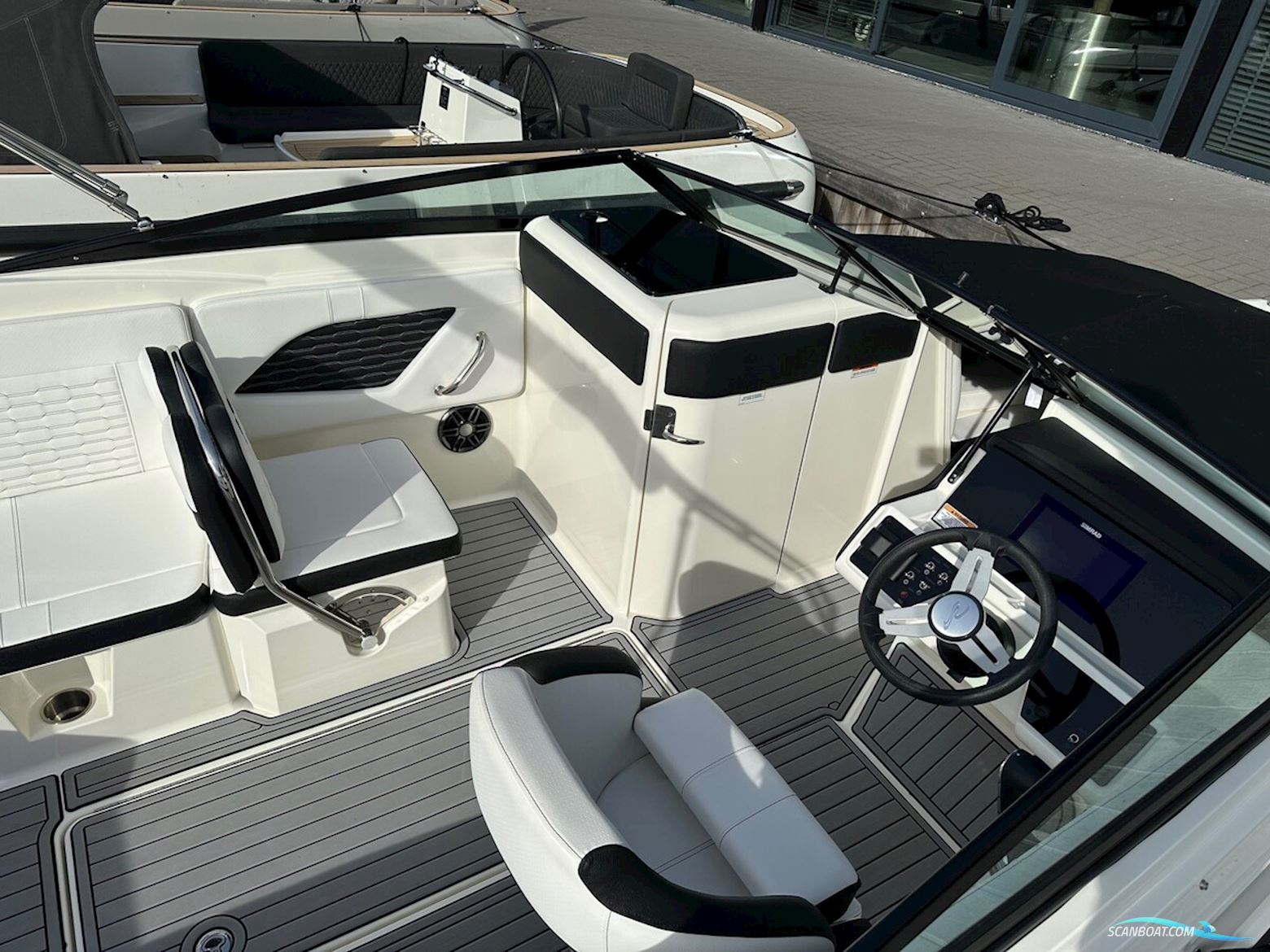 Sea Ray SPX 230 Outboard