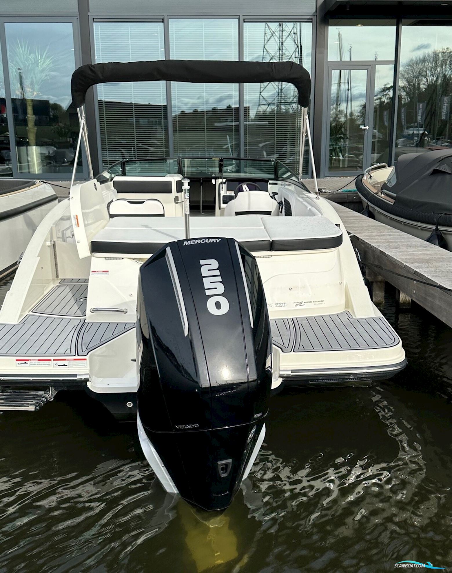 Sea Ray SPX 230 Outboard