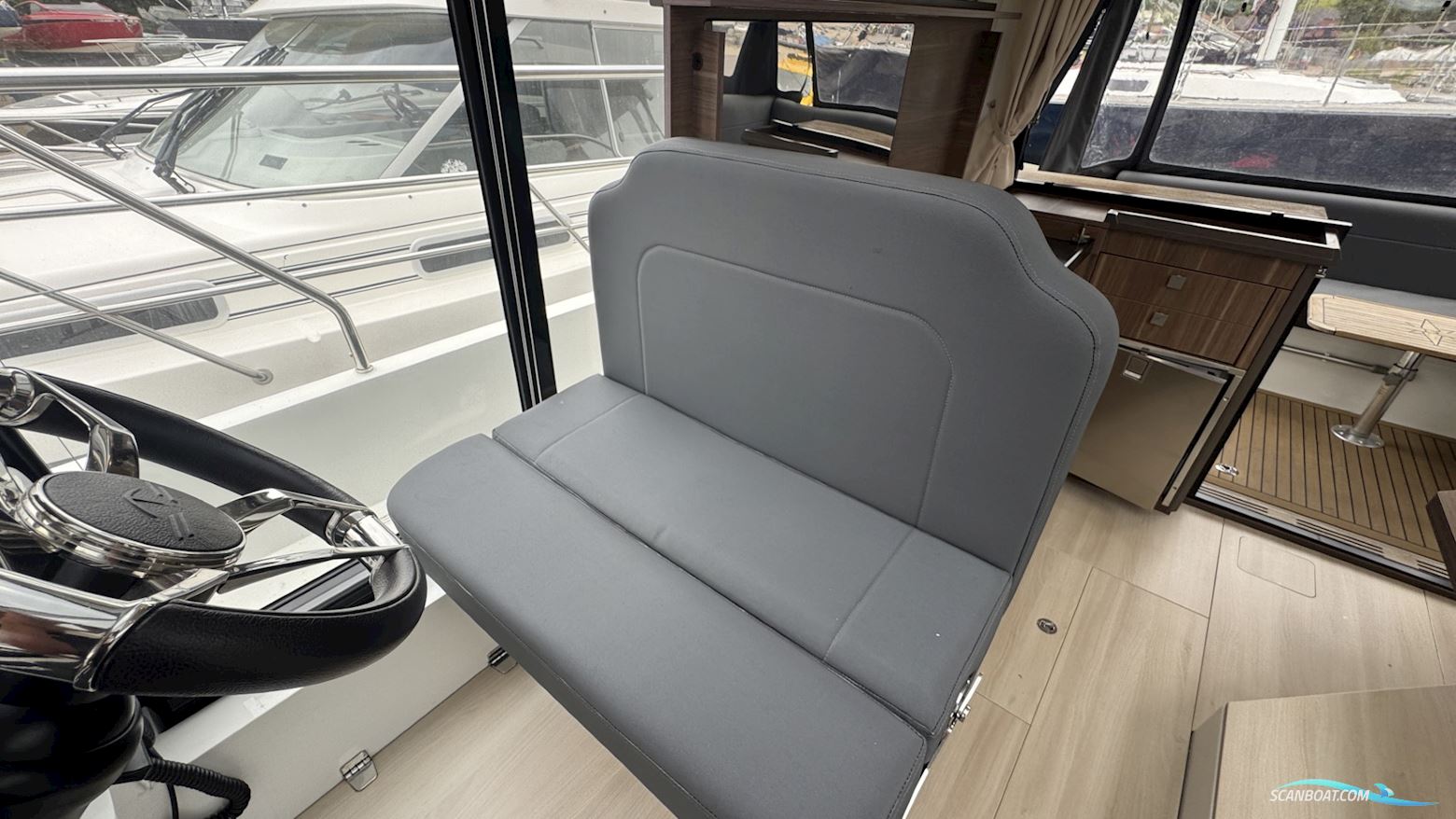 Sealine C330
