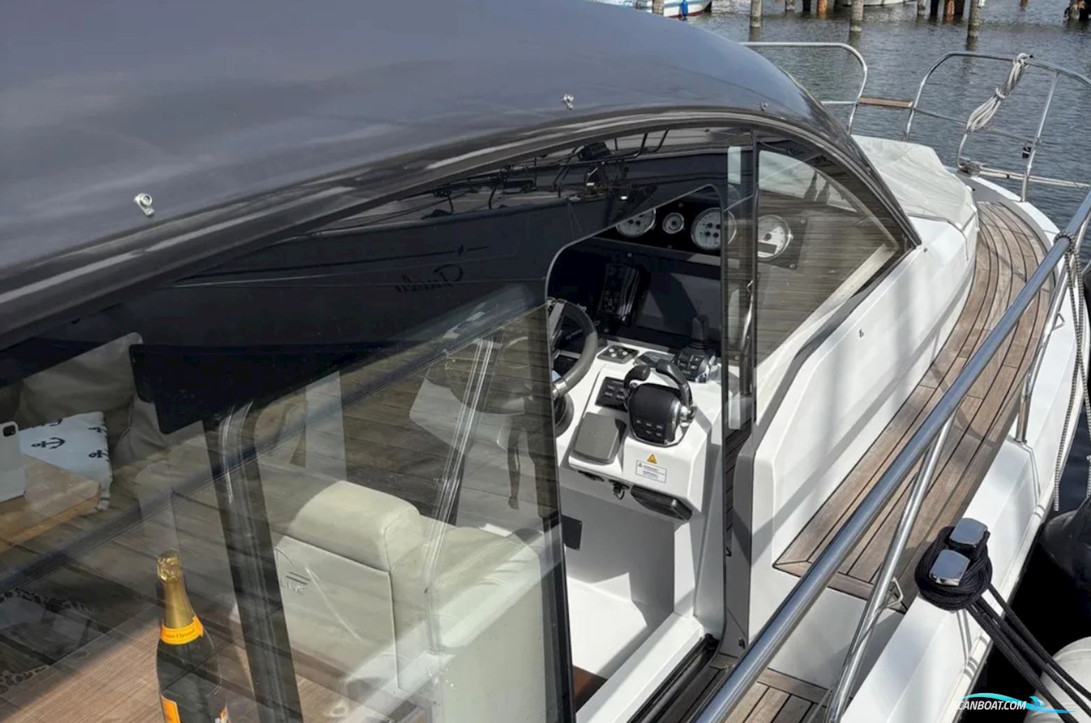 Sealine C330