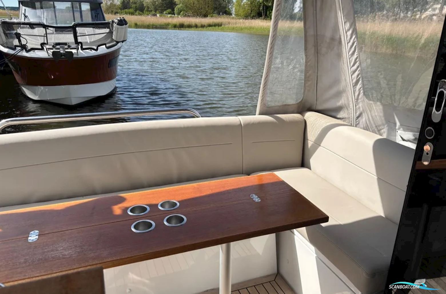 Sealine C330