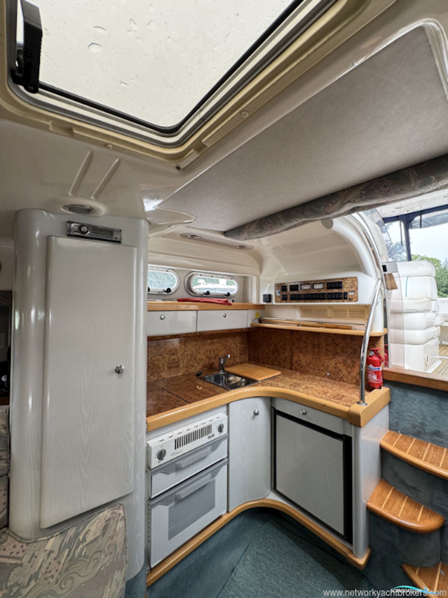 Sealine International 28