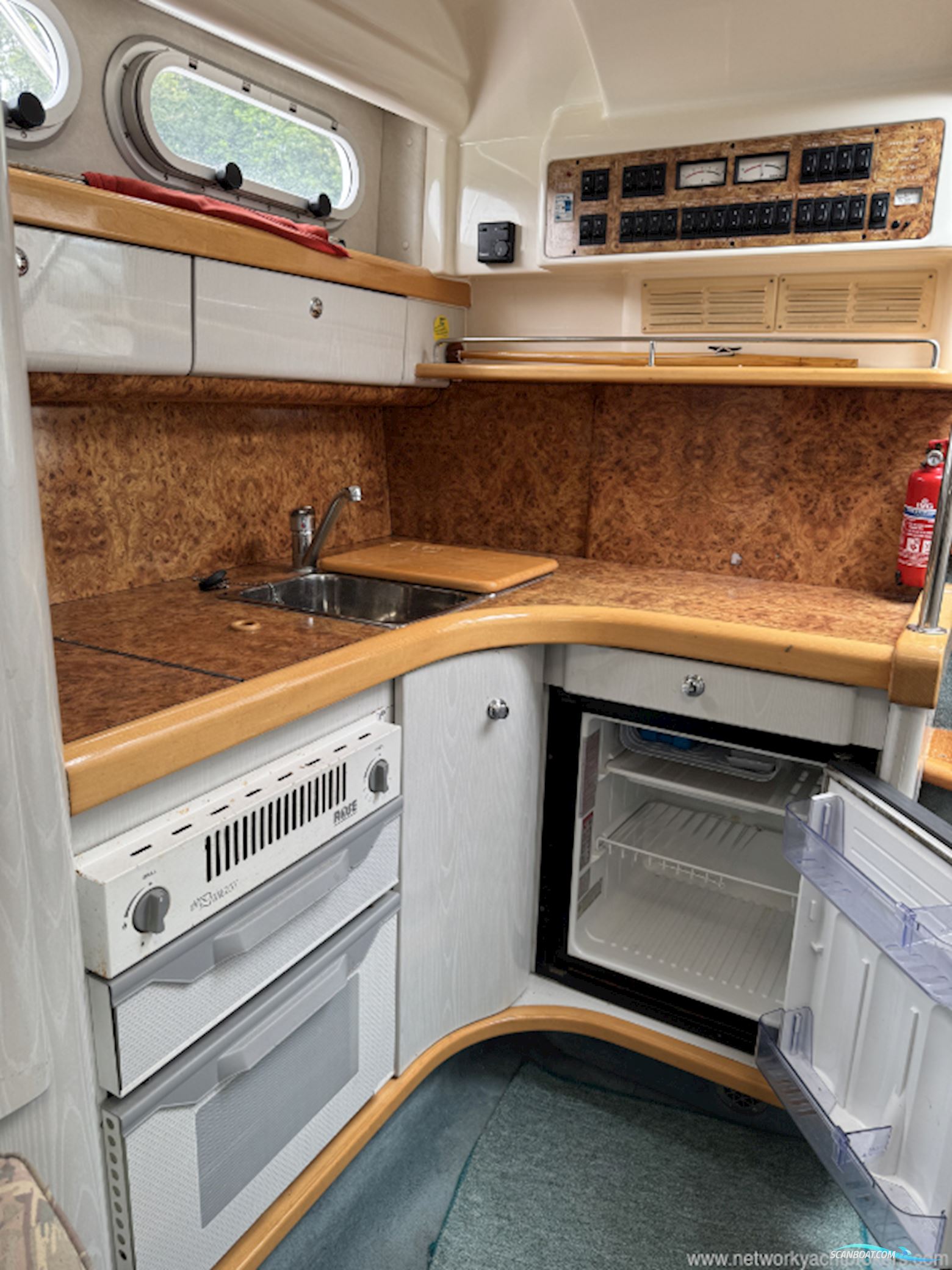 Sealine International 28