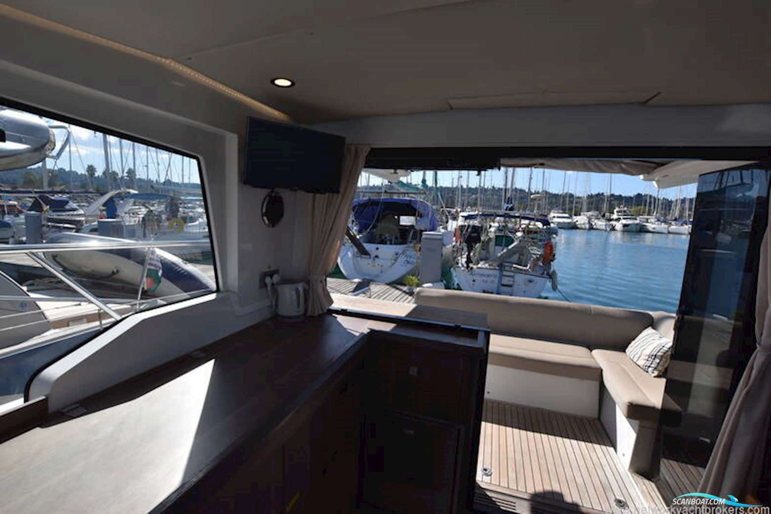 Sealine International C330