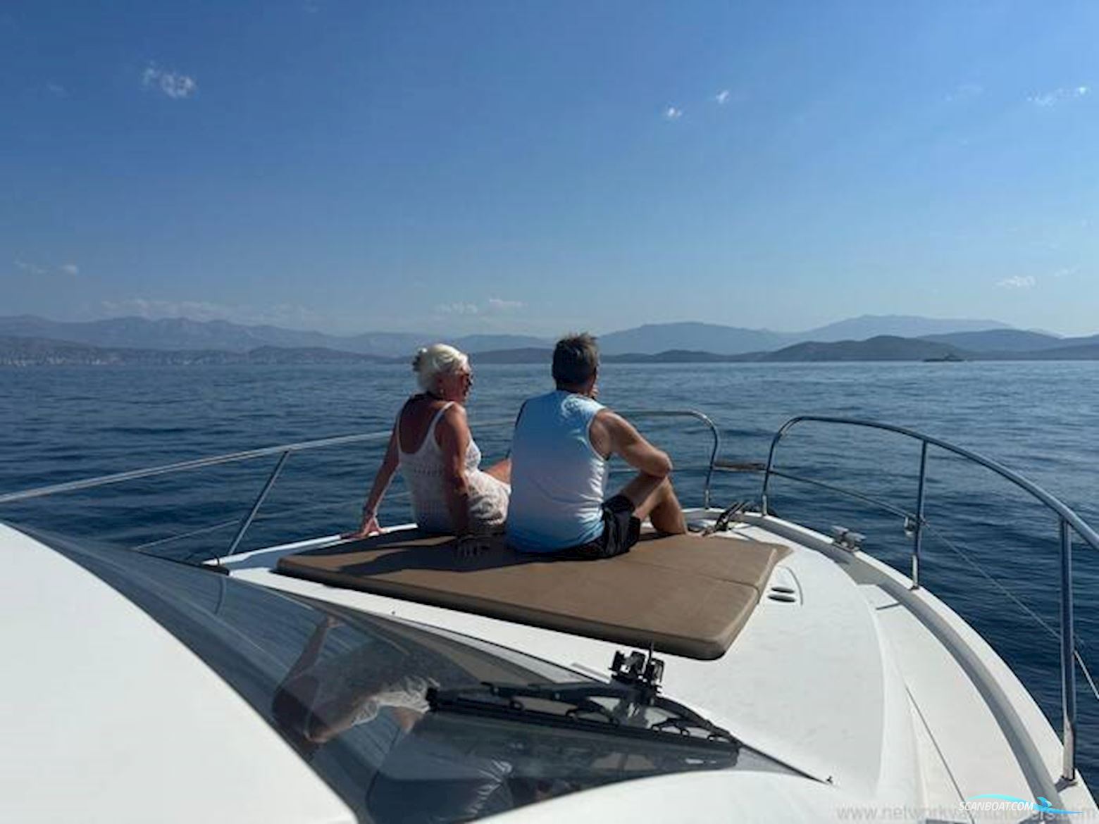 Sealine International C330