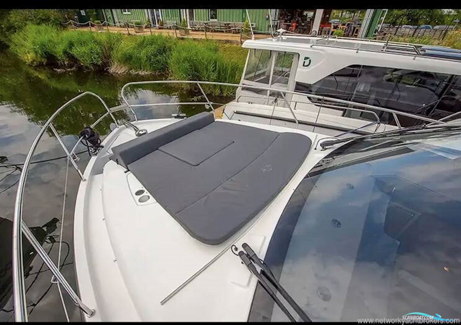 Sealine International C335