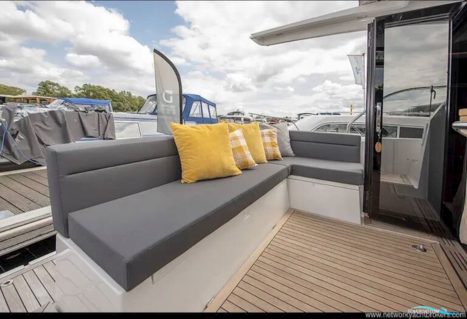 Sealine International C335