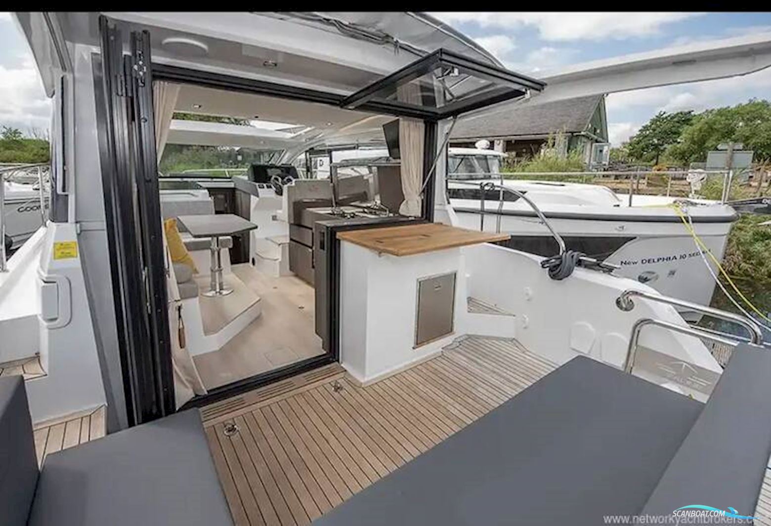 Sealine International C335