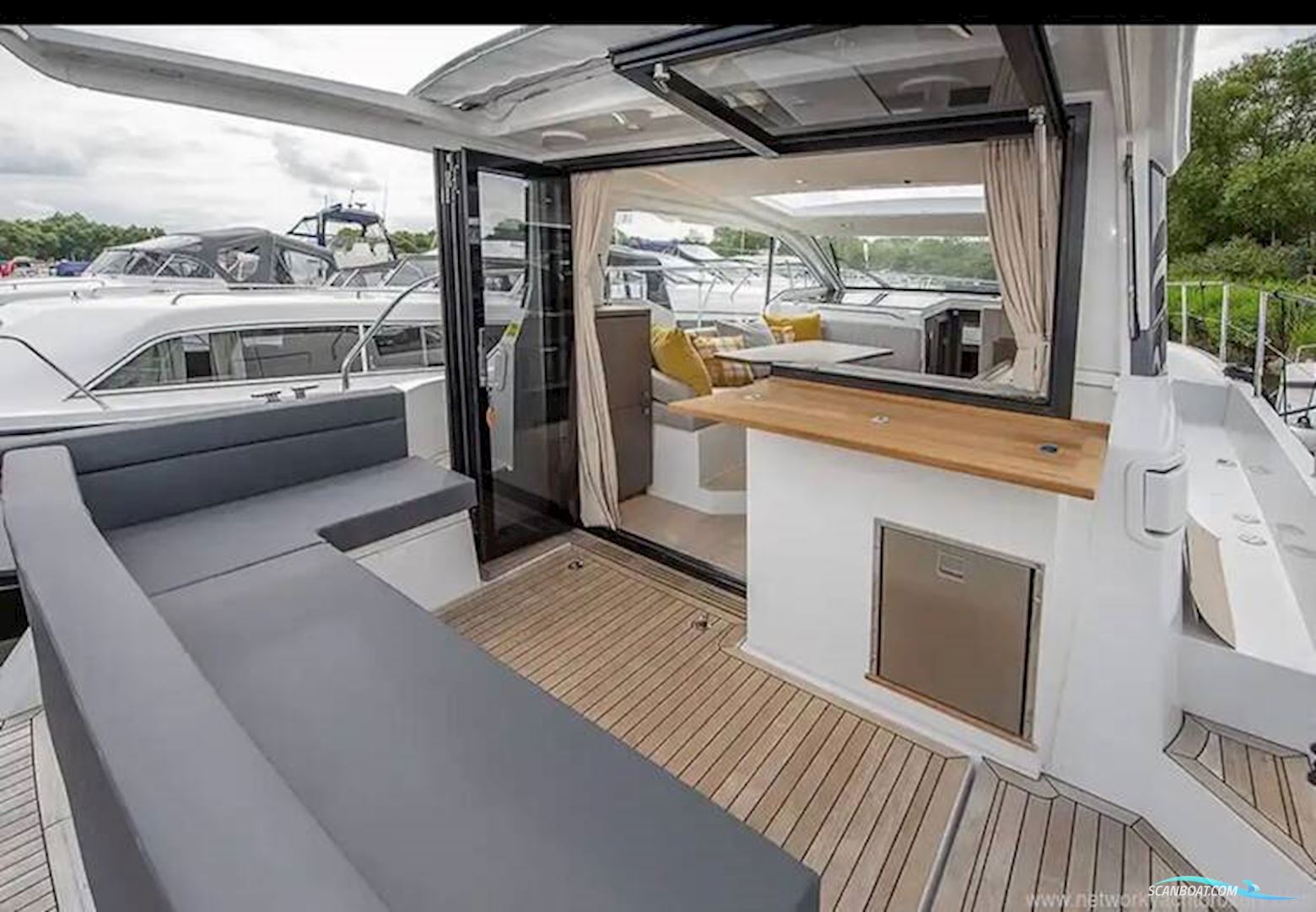 Sealine International C335