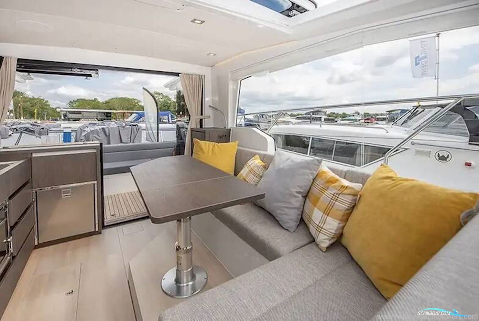 Sealine International C335