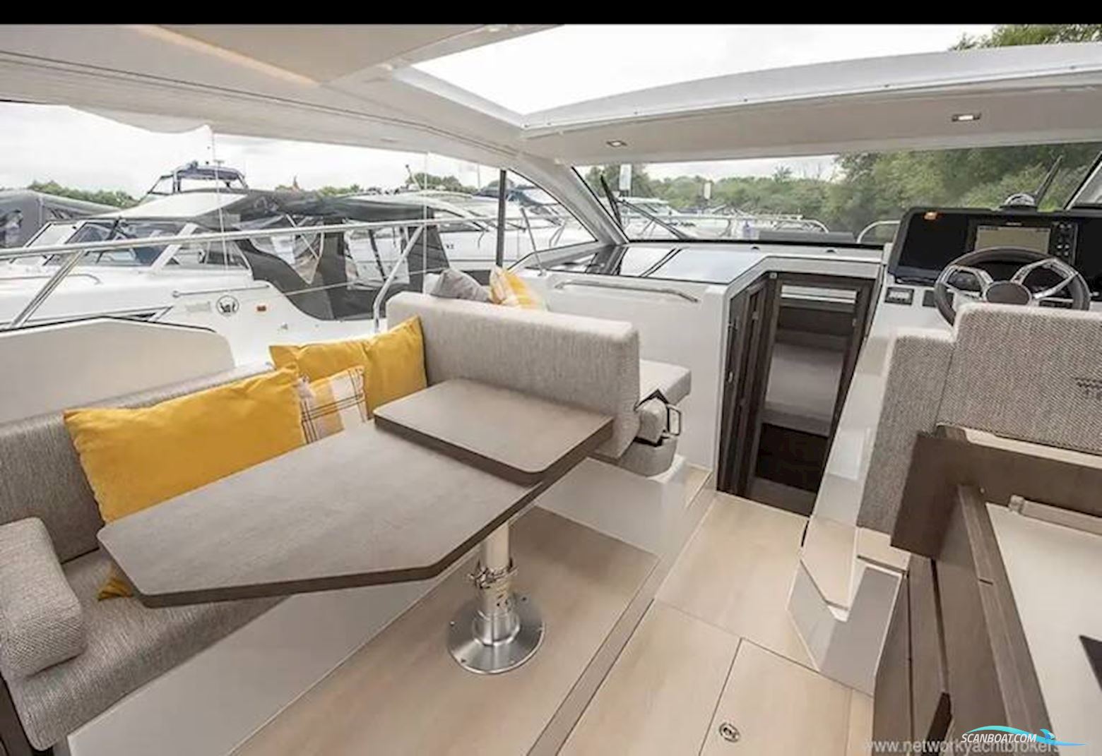Sealine International C335
