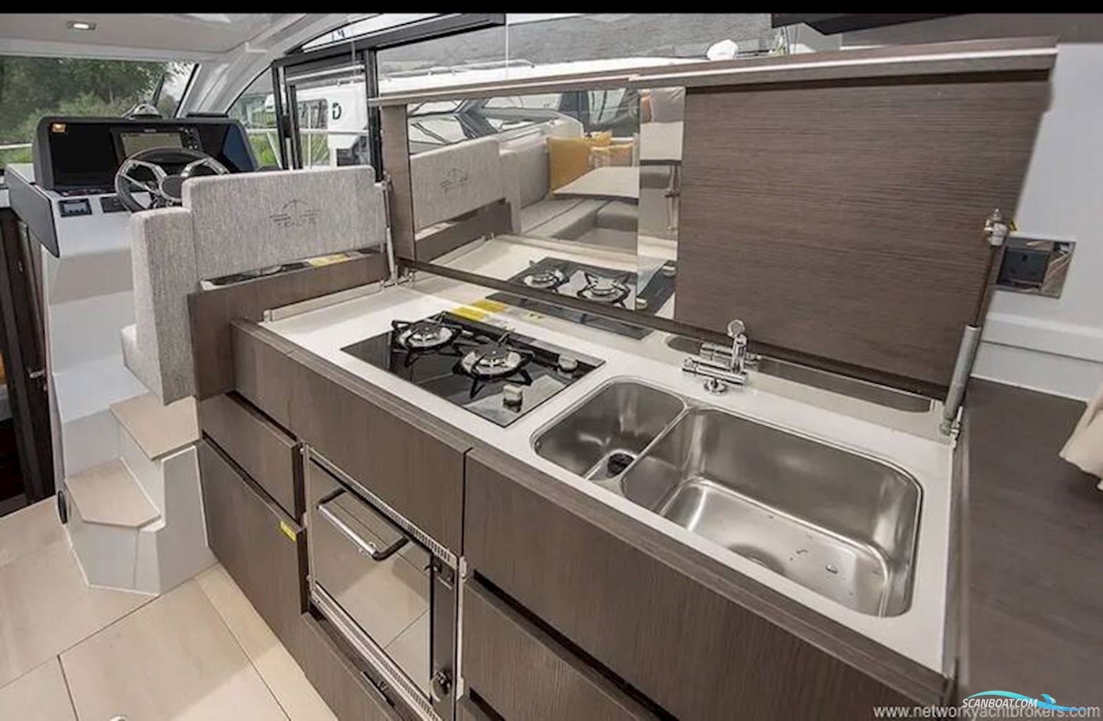 Sealine International C335