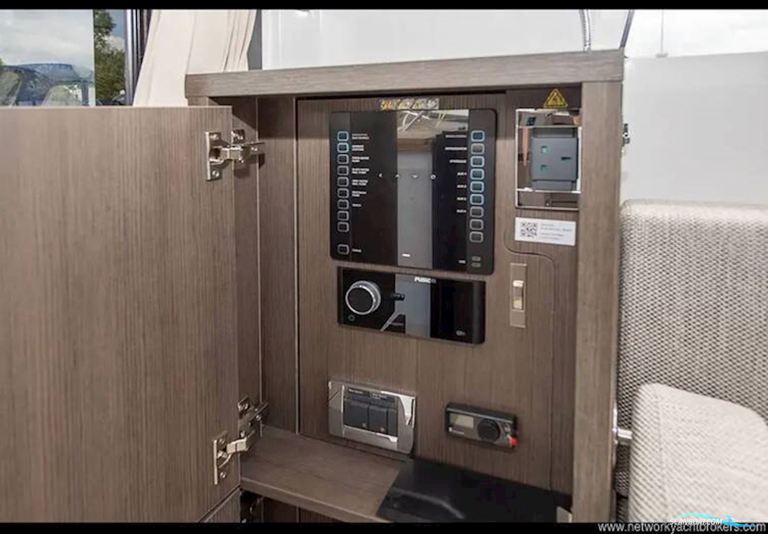 Sealine International C335