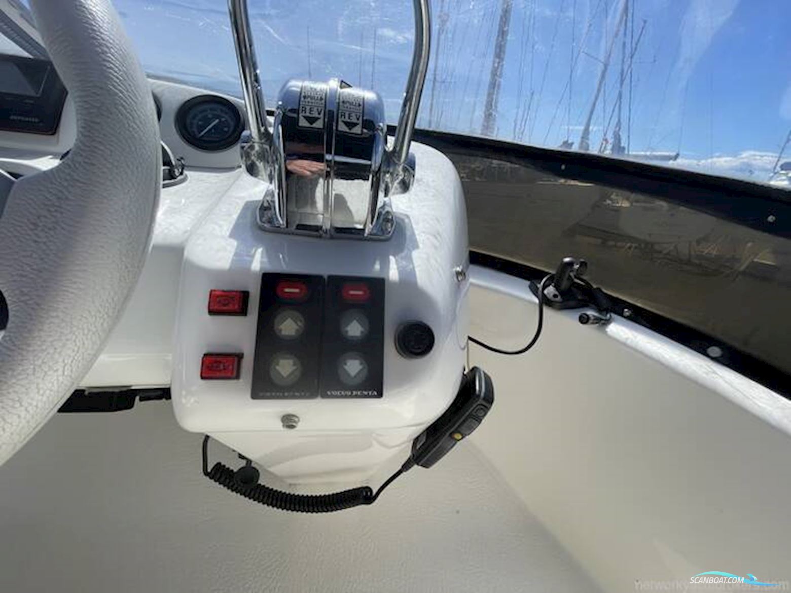 Sealine International F33
