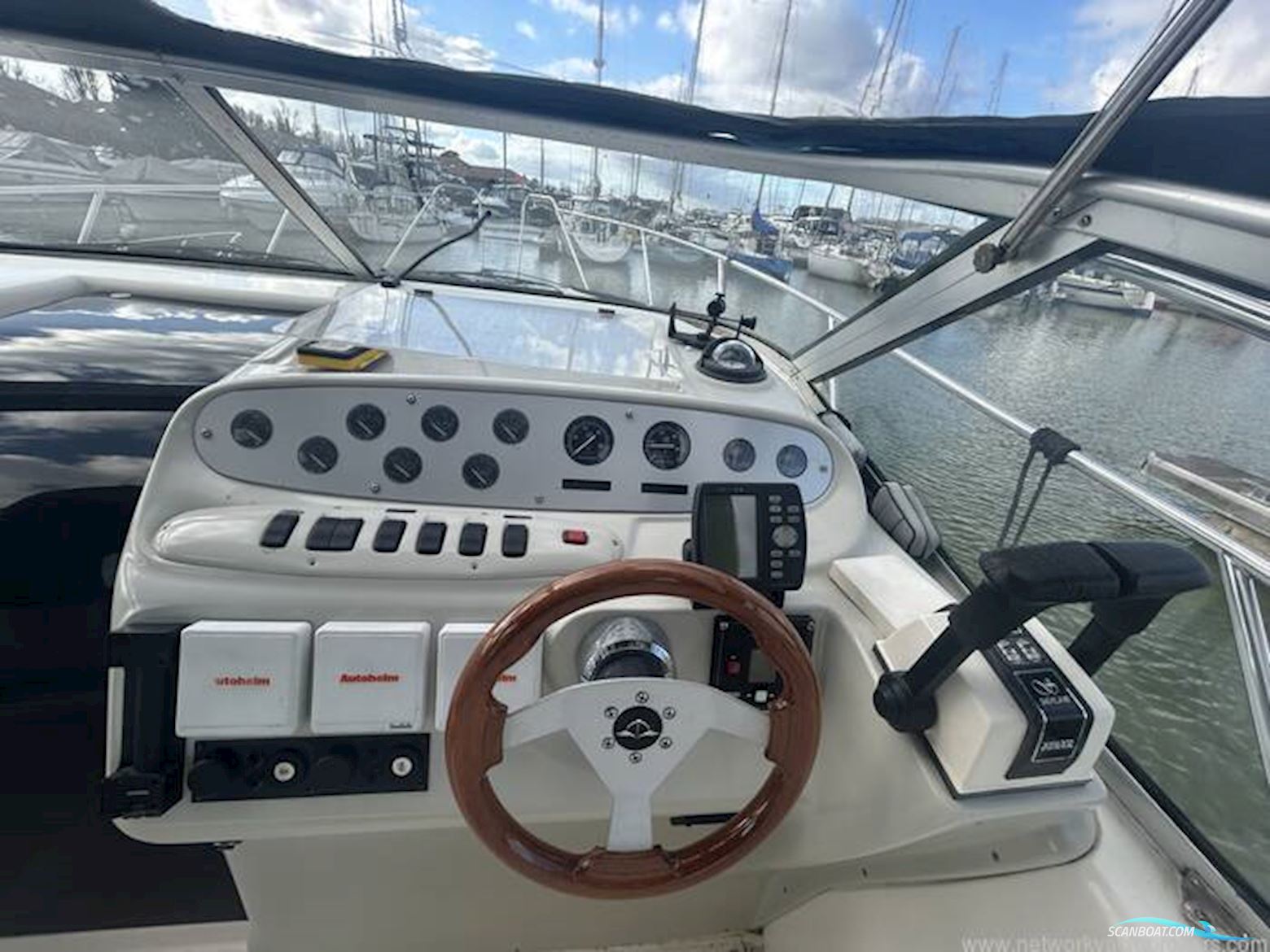Sealine International S28