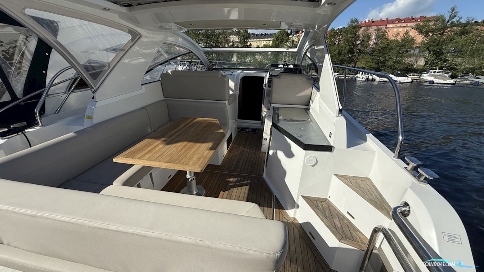 Sealine S330