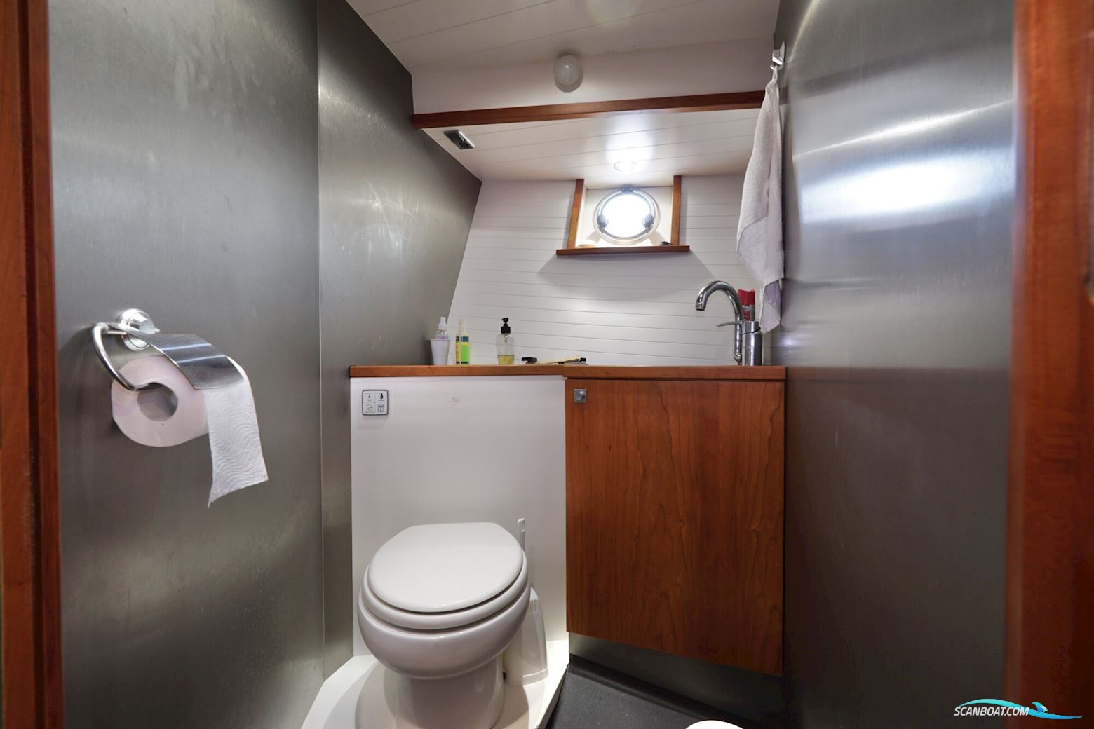 Serious Yachts Gently Low Bridge 14.50 Sedan