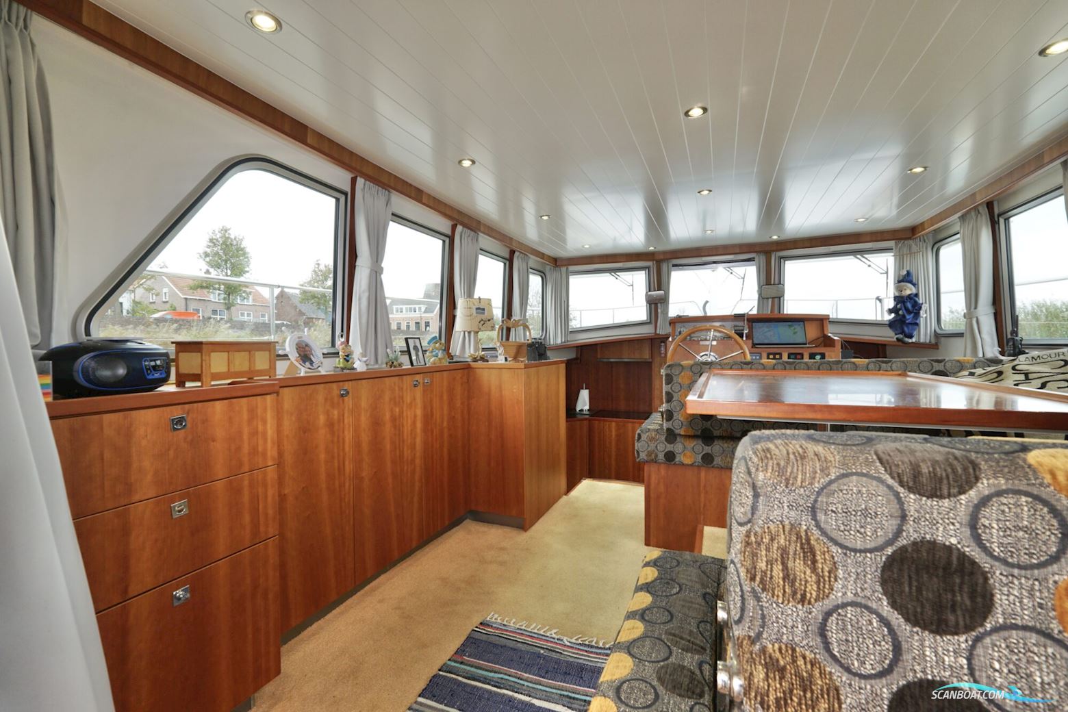 Serious Yachts Gently Low Bridge 45 Sedan