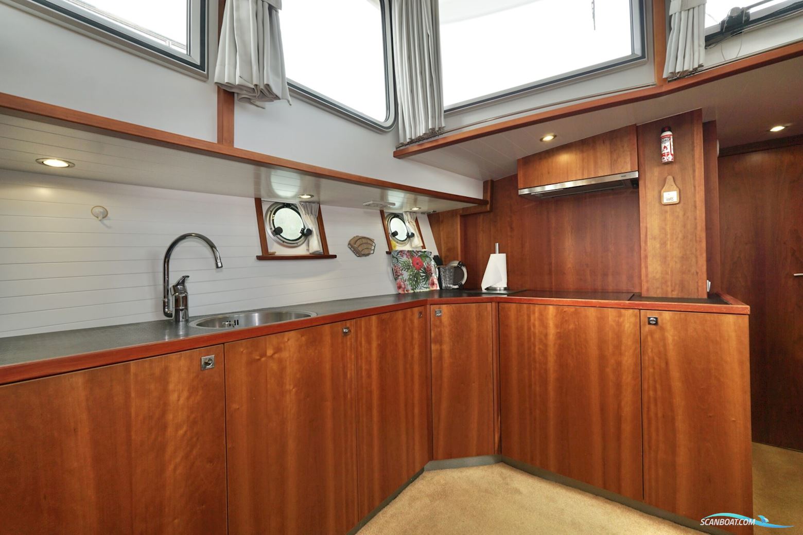 Serious Yachts Gently Low Bridge 45 Sedan