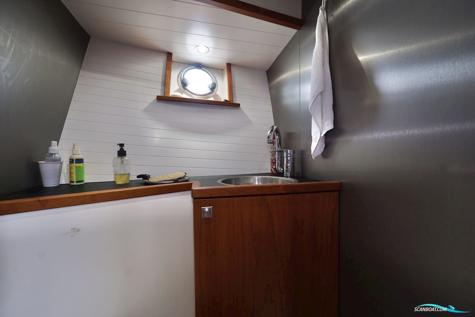 Serious Yachts Gently Low Bridge 45 Sedan