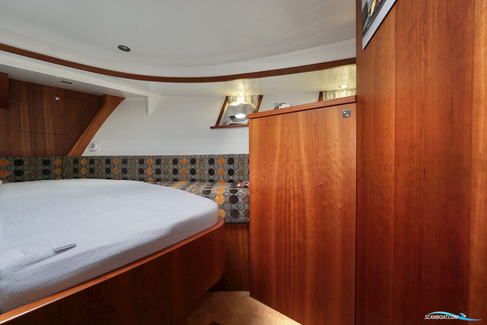 Serious Yachts Gently Low Bridge 45 Sedan