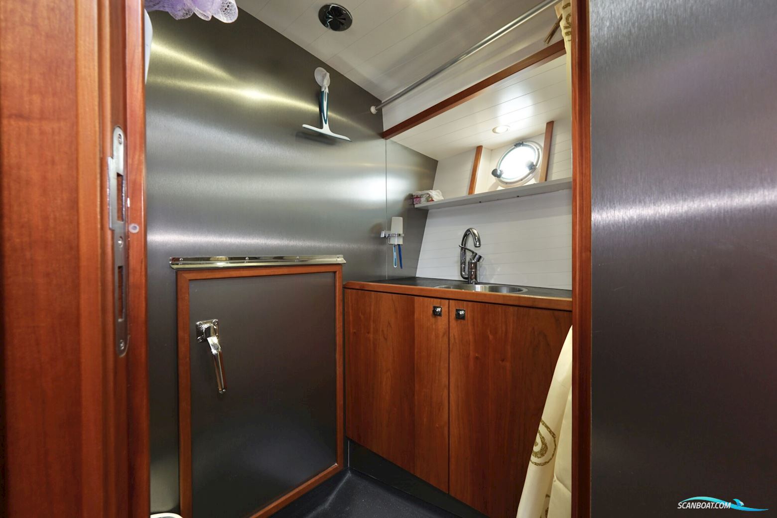 Serious Yachts Gently Low Bridge 45 Sedan