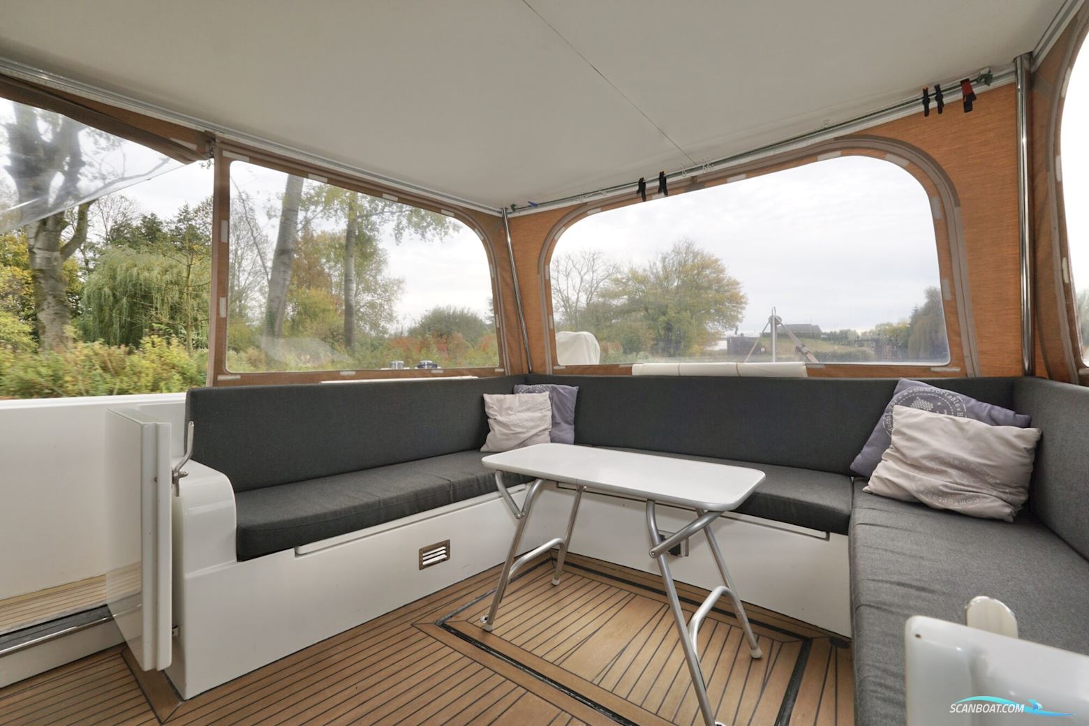 Serious Yachts Gently Low Bridge 45 Sedan