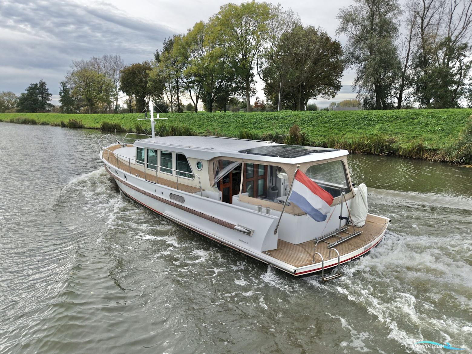 Serious Yachts Gently Low Bridge 45 Sedan