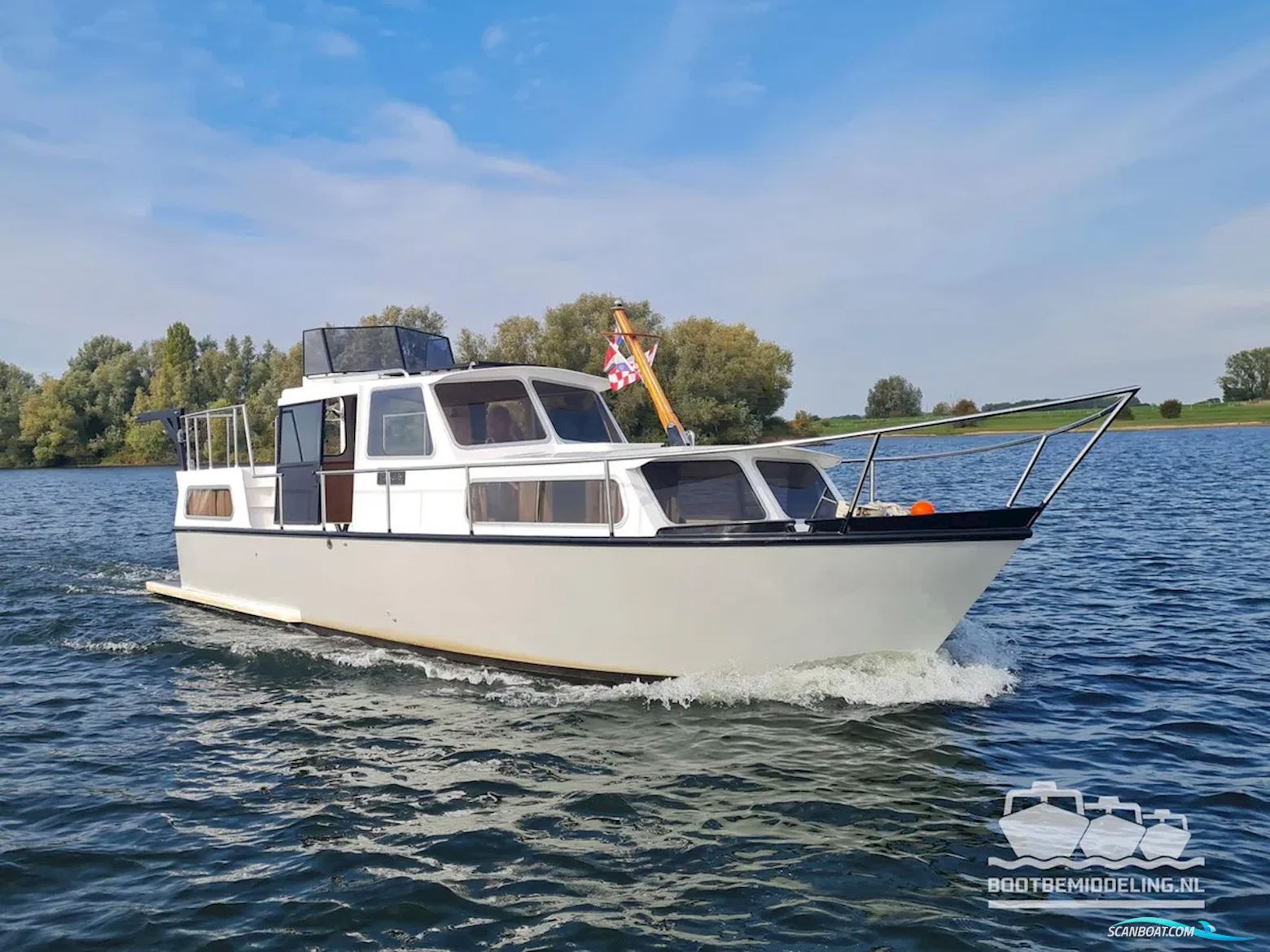 Tjeukemeer 11.00 AK Motorboten 1980, met craftsman motor, The Netherlands