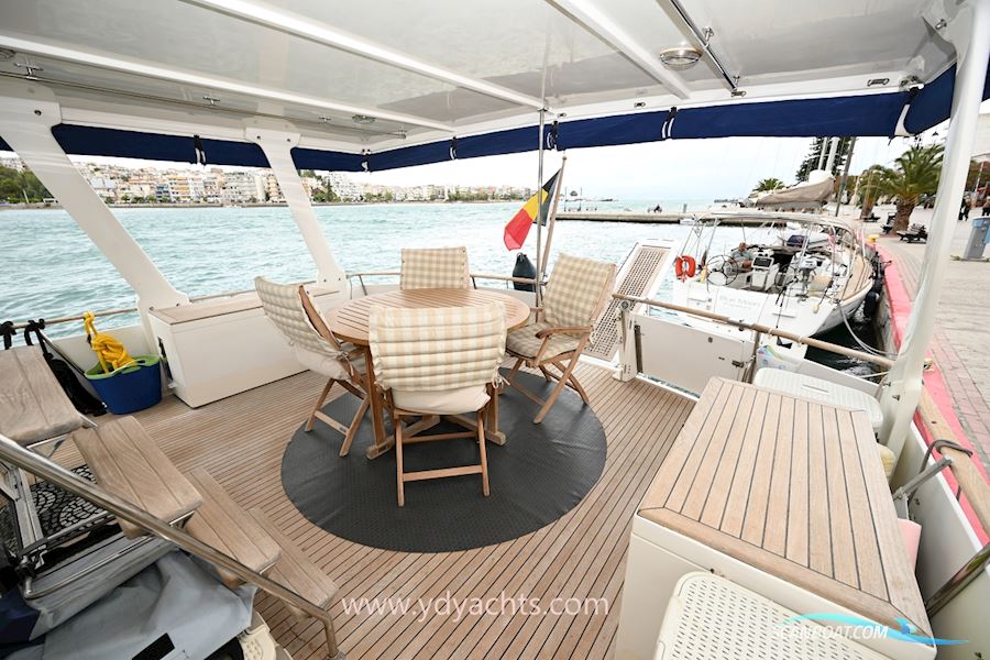 Trader 44 Sundeck