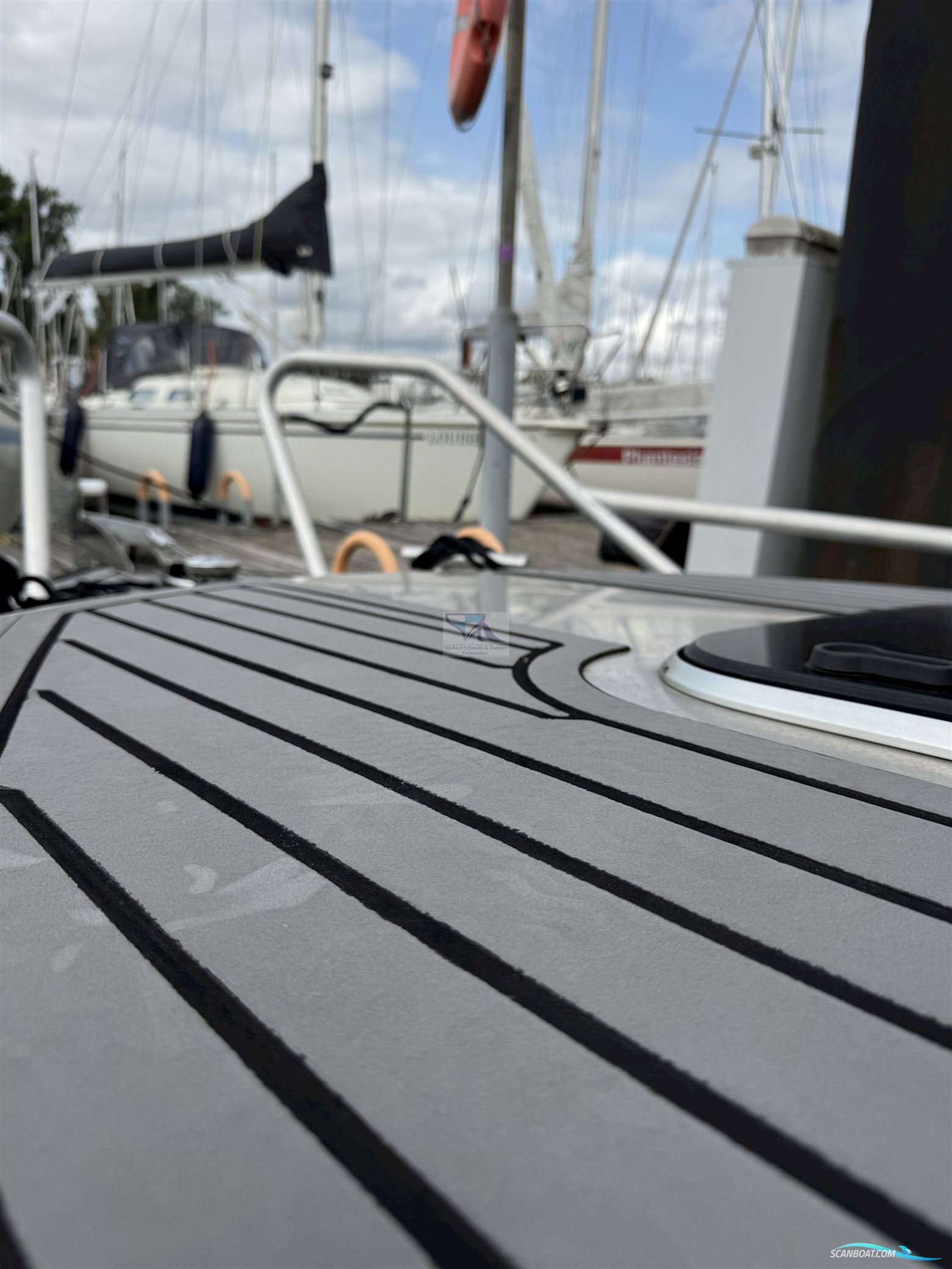 V-Boats Voyager 700 Cabin