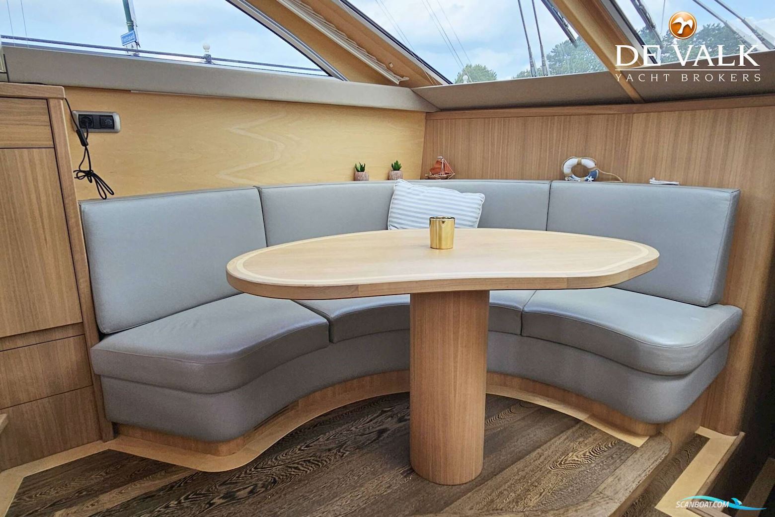 Van Den Hoven Executive 1700