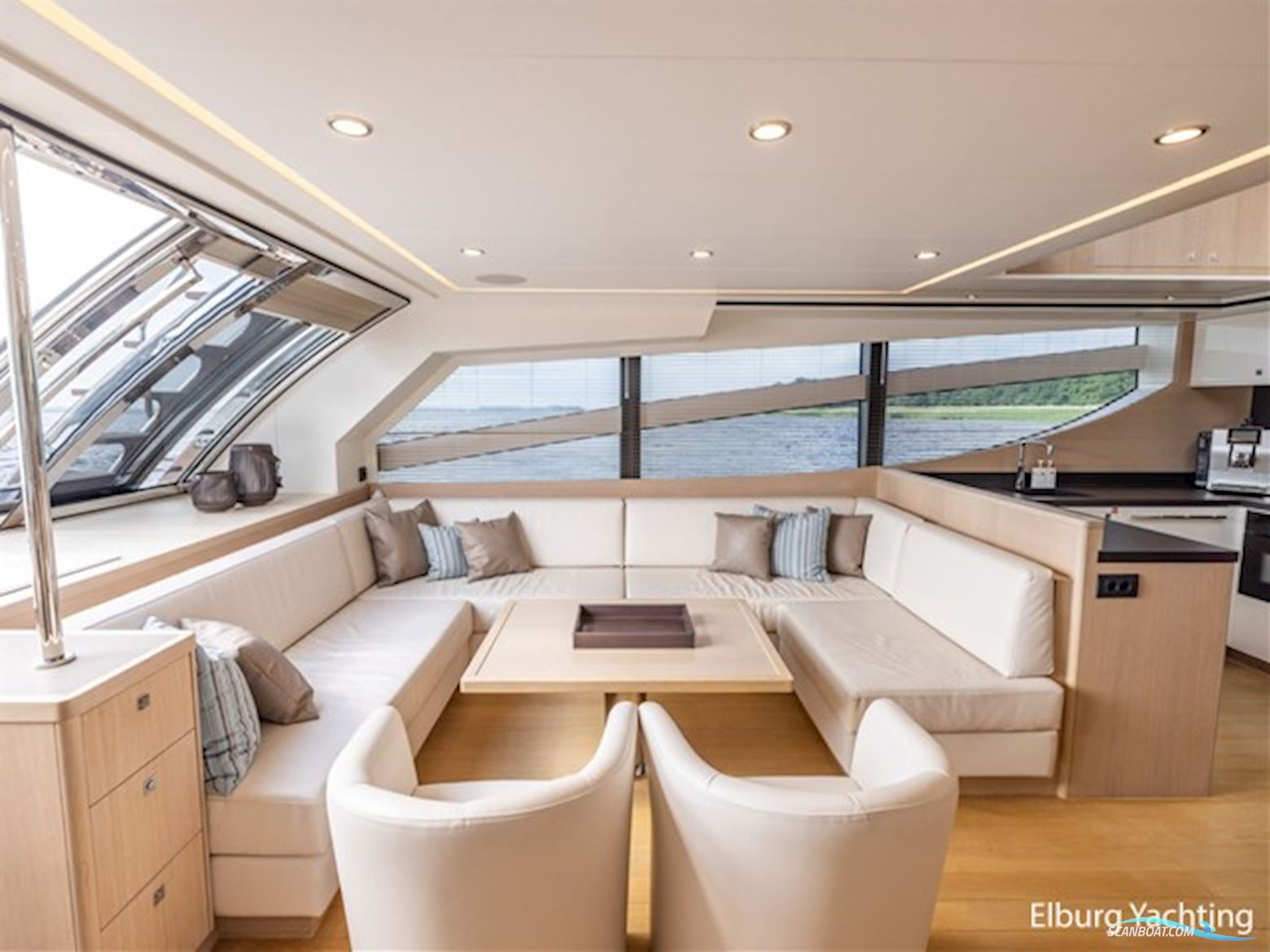 Van der Valk Beachclub 660 - Flybridge 