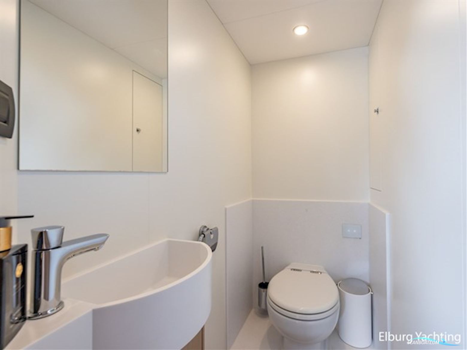 Van der Valk Beachclub 660 - Flybridge 