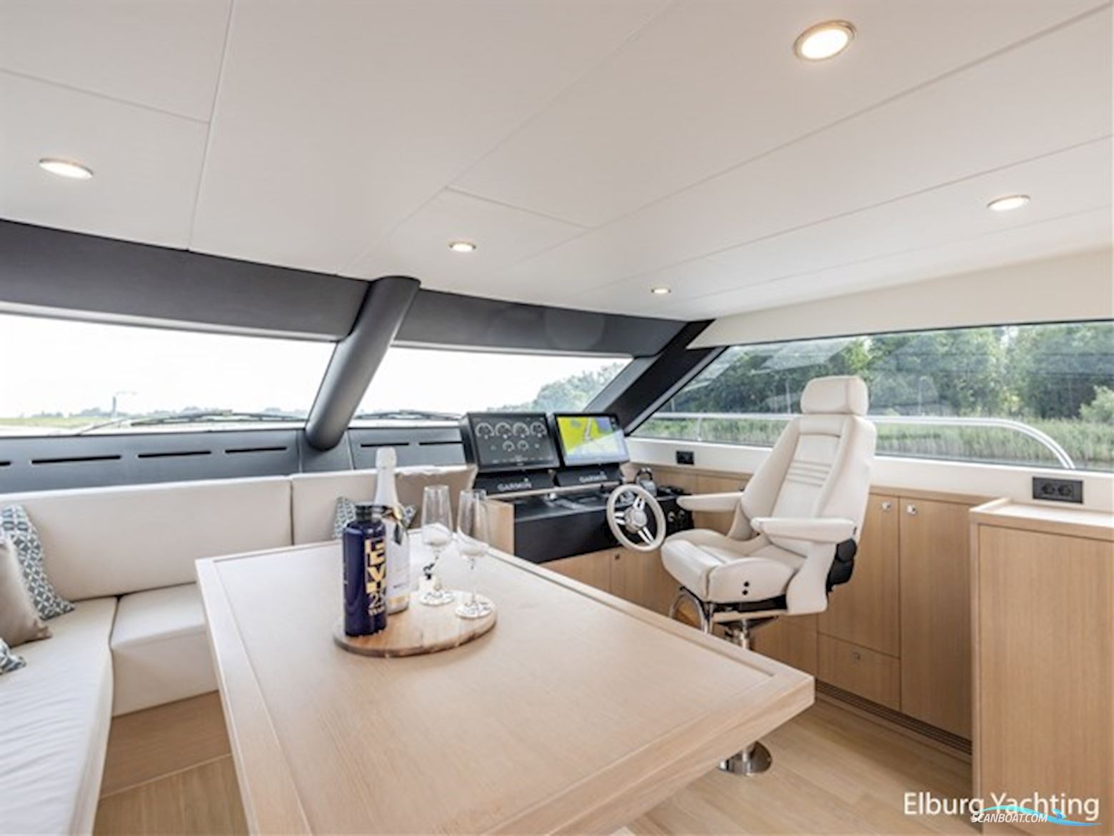 Van der Valk Beachclub 660 - Flybridge 