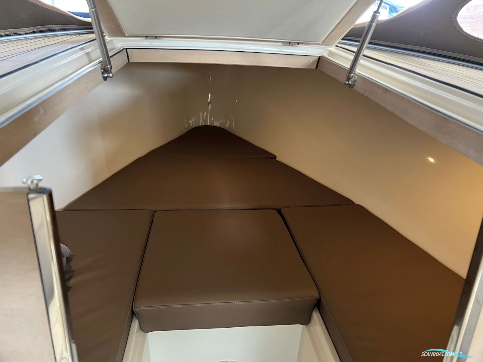 Venegy V30 Classic Cabin