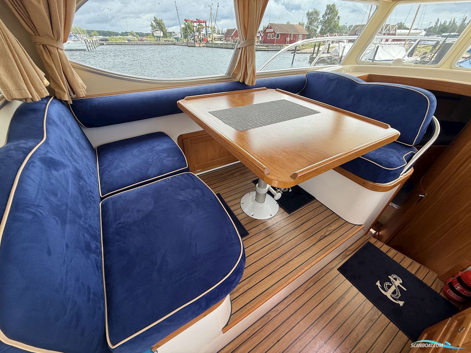 Viknes 880. Med nyere komplet Raymarine navi-pakke