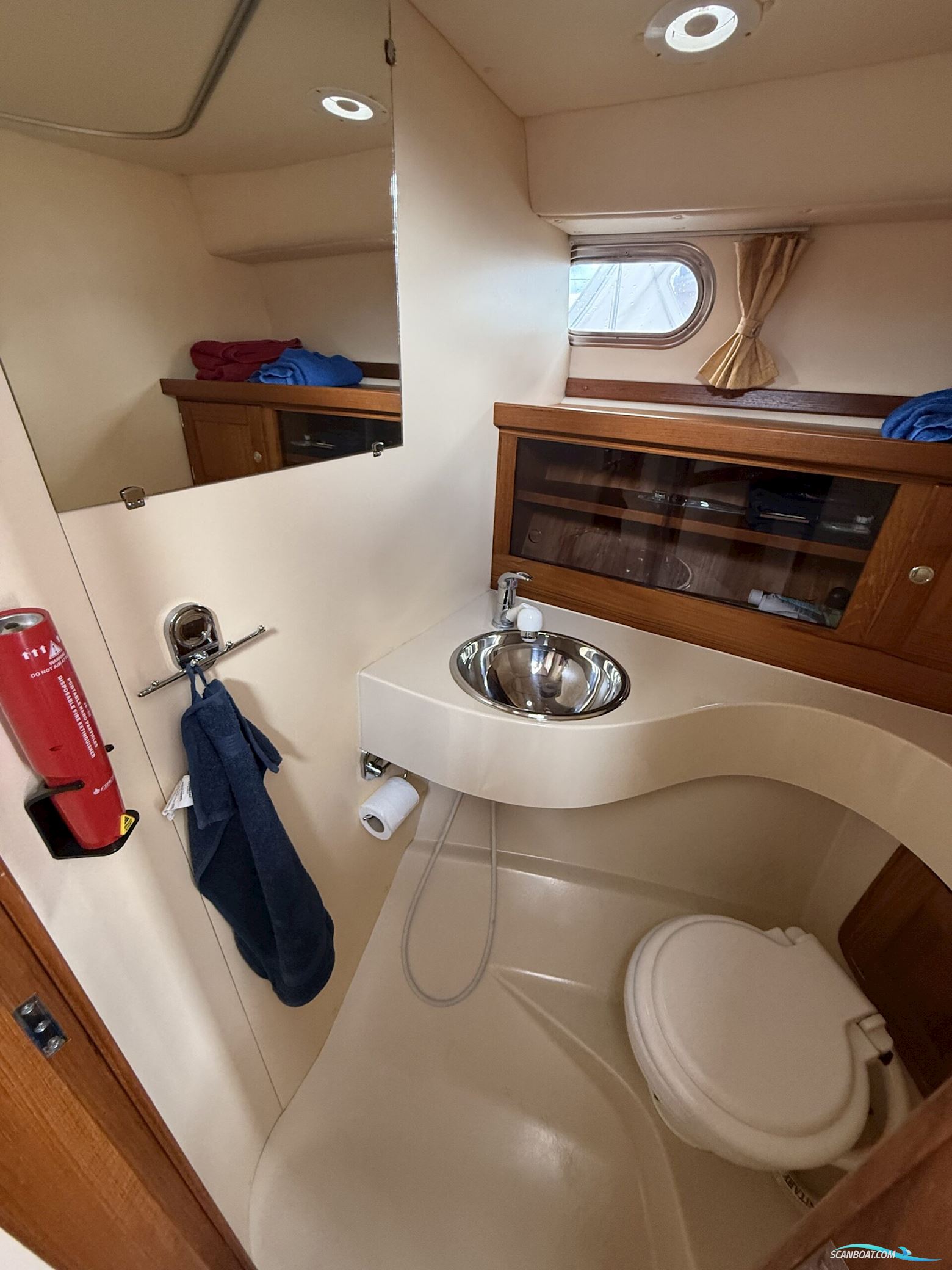 Viknes 880. Med nyere komplet Raymarine navi-pakke