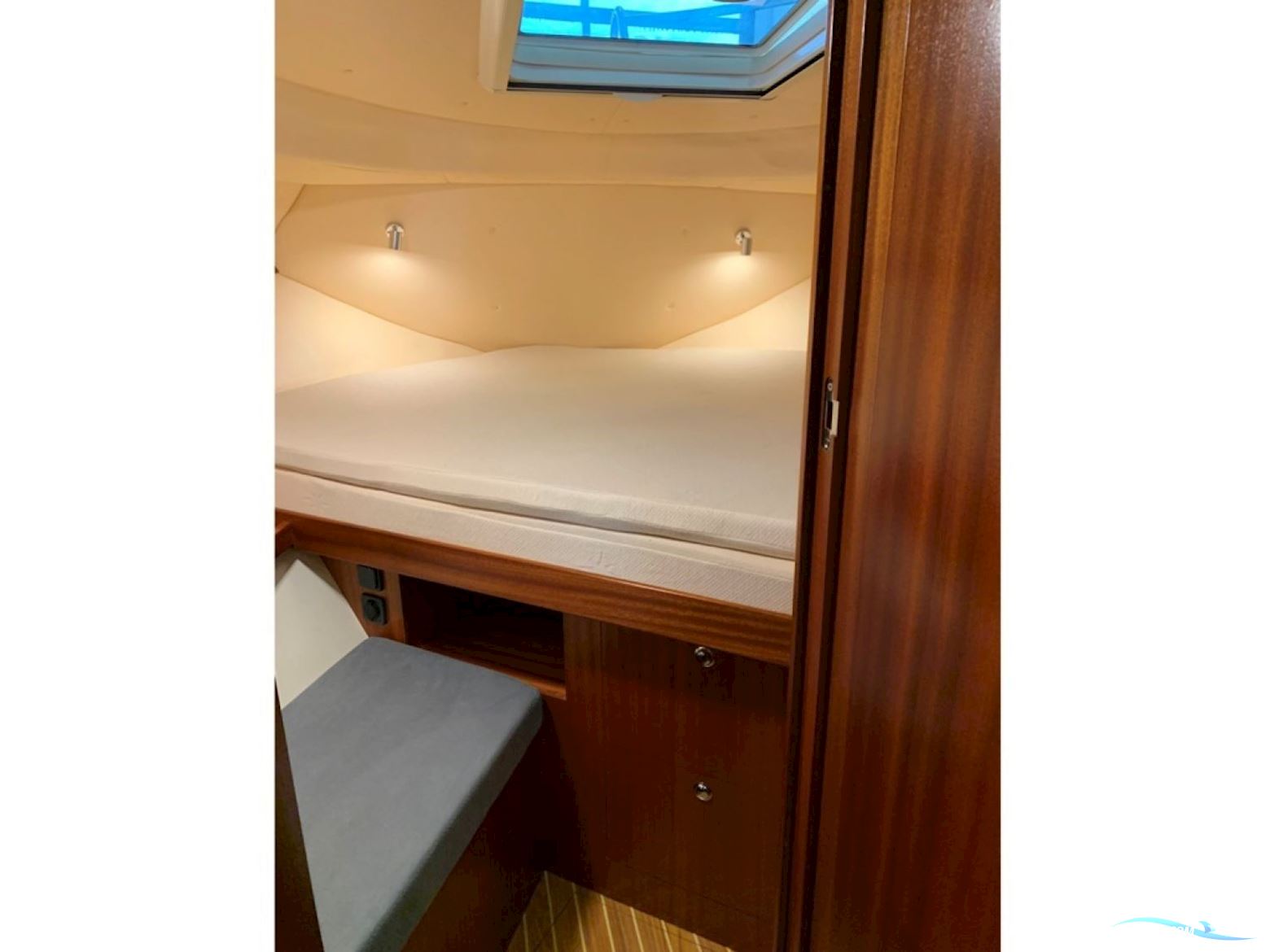 Viknes 930, Diesel V8 370hk